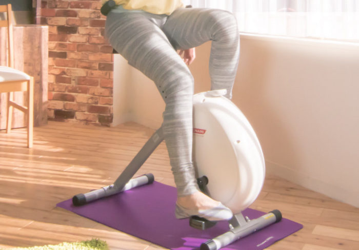 コナミの足だけエアロバイク、背もたれ付きで便利！