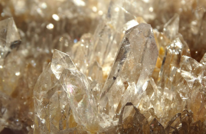 鉱物性シリカ原料の水晶