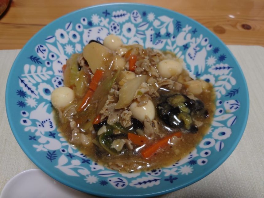 うずらの卵がたっぷりな中華丼